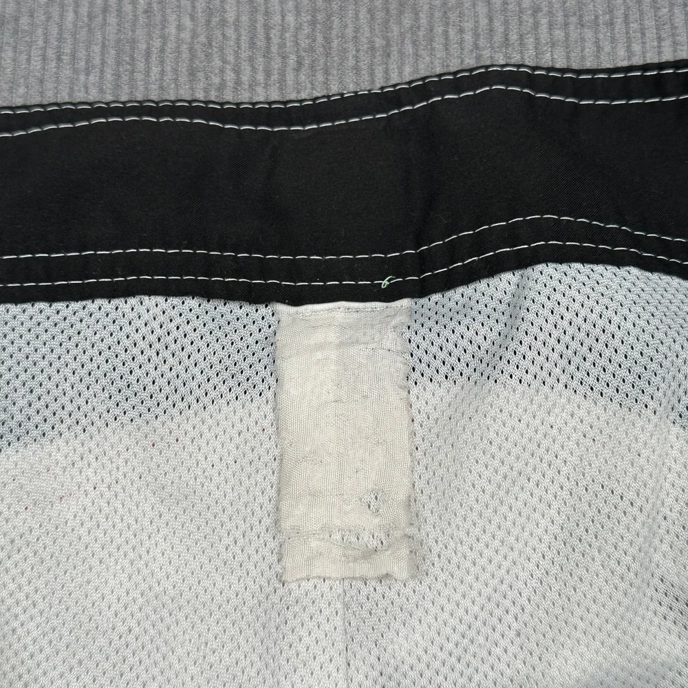 VTG Quiksilver Mens Board Shorts White Black Red Logo Print Size 36 Cargo Pocket